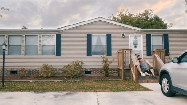Στοργική ιδιοκτήτες σπιτιού που κάθεται μπροστά τους σπίτι μιλάμε - Πλάνα, βίντεο