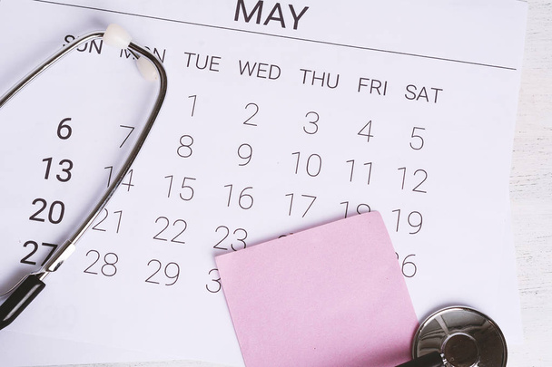 Calendar and stethoscope. - Foto, afbeelding