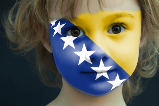 Child with a painted flag of Bosnia-Herzegovina - Foto, Bild