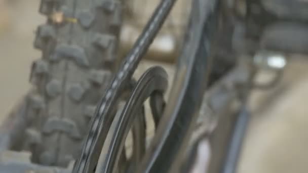 Görgős lánc futás a fogaskerekek, a kerékpár. - Felvétel, videó