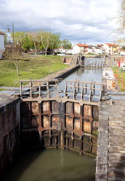 gates to control the channel - Photo, Image