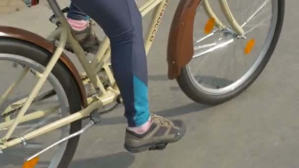 Jazda konna kobiece i pedałowania na miejskich rowerów drogowych. - Materiał filmowy, wideo