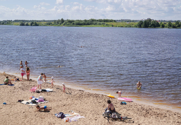 DUBNA, RUSSIA: Sandy beach on bank of Volga River - Foto, imagen