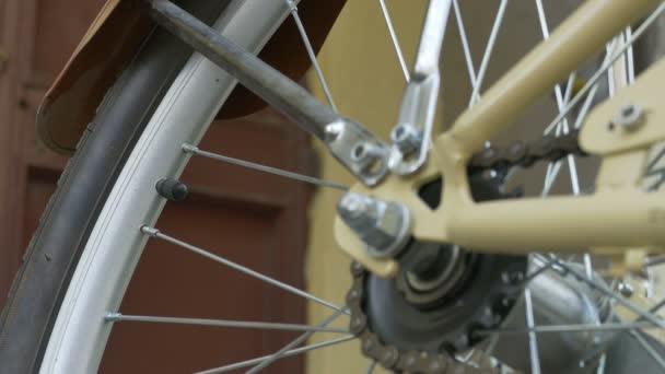 L'uomo sta svitando il tappo dello pneumatico della bicicletta preparandolo per il gonfiaggio dell'aria
. - Filmati, video