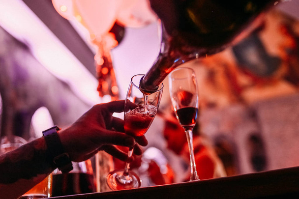 bartender derrama vinho em barra de vidro
 - Foto, Imagem