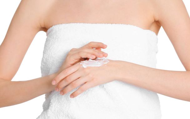 Young woman applying hand cream on white background, closeup - Foto, Imagen