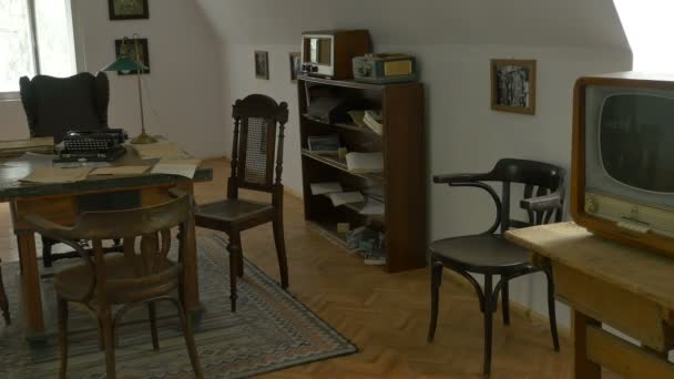 altes Zimmer mit alten Möbeln, Fernseher, Radiomaschine, Schreibmaschine. um 1960. - Filmmaterial, Video