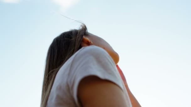 lähikuva kasvot kaunis tyttö säteet laskevan auringon
 - Materiaali, video