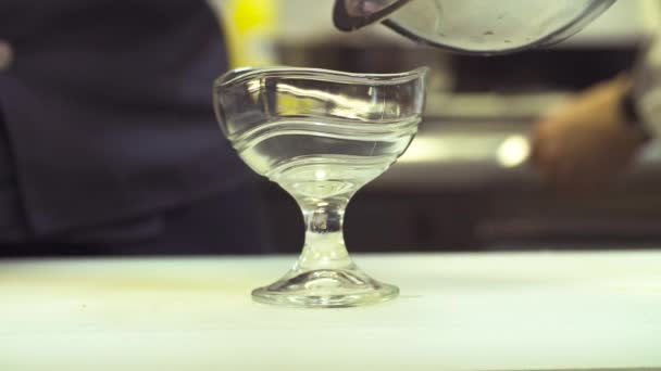 Ręce szefa kuchni, wprowadzenie grzybów w szklanej misce - Materiał filmowy, wideo