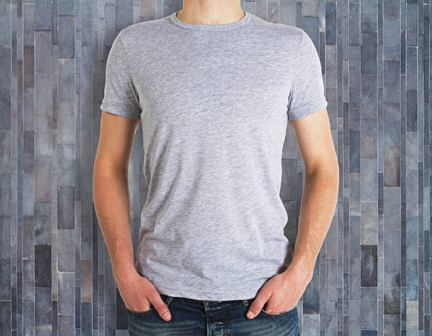 Mann trägt sauberes Hemd auf hölzernem Hintergrund - Foto, Bild