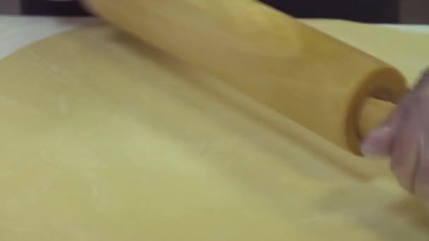 Chef roll the dough into a thin sheet - Felvétel, videó