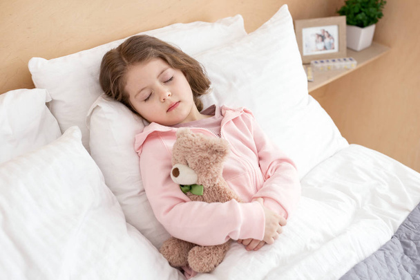 Okouzlující dívka spí v posteli - Fotografie, Obrázek