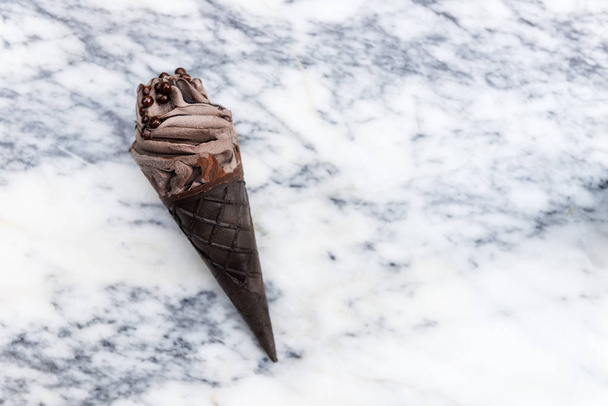 Dubbele chocolade ijsjes met zwarte wafel kegels - Foto, afbeelding