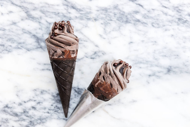 Double Chocolate jäätelöä musta vohveli käpyjä
 - Valokuva, kuva