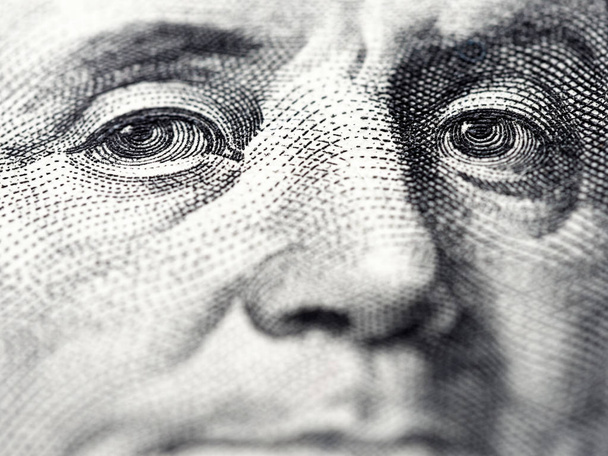 Benjamin franklin portret macro VS dollar biljet of factuur - Foto, afbeelding