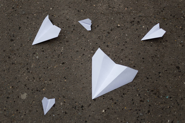 MOSCÚ, RUSIA - 22 DE ABRIL DE 2018: Los aviones de papel yacen sobre el asfalto
 - Foto, Imagen