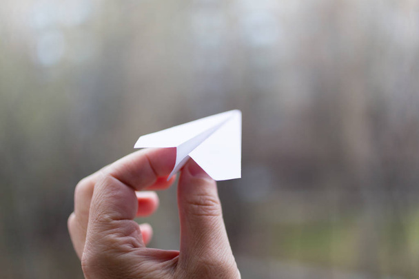 Μόσχα, Ρωσία - 22 Απριλίου 2018: Ένα αεροπλάνο το χαρτί στο χέρι του. Α - Φωτογραφία, εικόνα