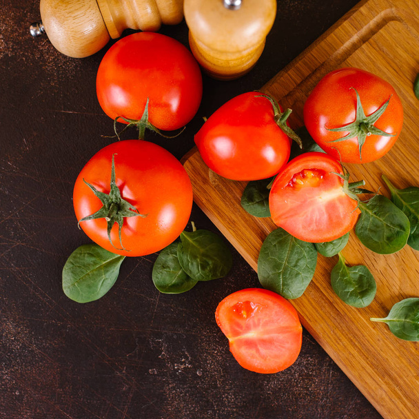 Taze domates fesleğen ahşap tahta üzerinde ile - Fotoğraf, Görsel