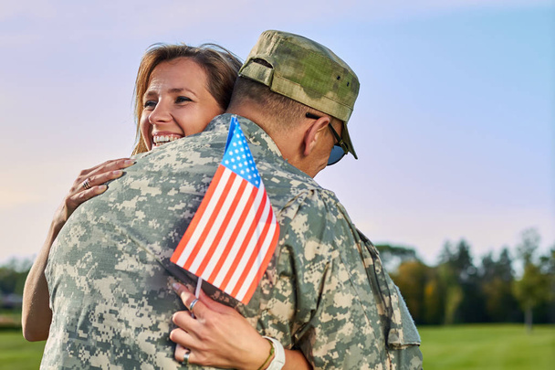 Знайомства щасливої жінки і її чоловіка американського солдата армії
. - Фото, зображення