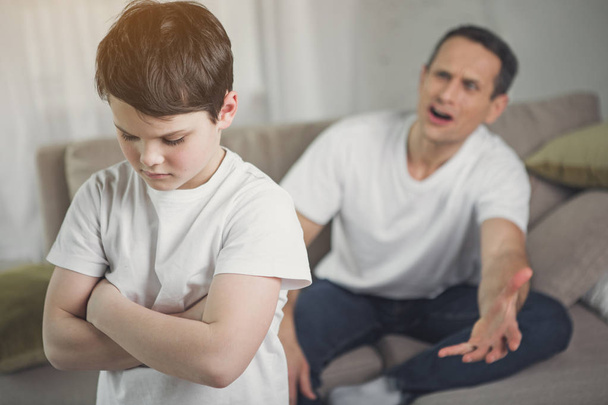 Infuriated father yelling at abused kid - Фото, зображення