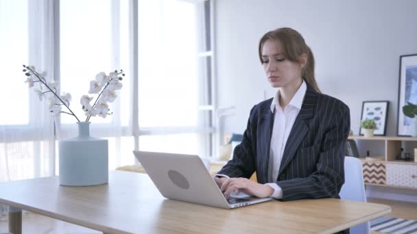 Young Woman Working, Typing On Laptop in Office - Materiał filmowy, wideo