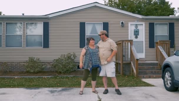 Ευτυχισμένο ζευγάρι Αποχαιρετώντας, χορεύουν και τρέχουν μέσα από το σπίτι τους - Πλάνα, βίντεο