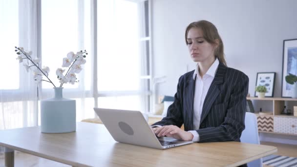 Headache, Woman in Tension Working in Office, Pain - Felvétel, videó