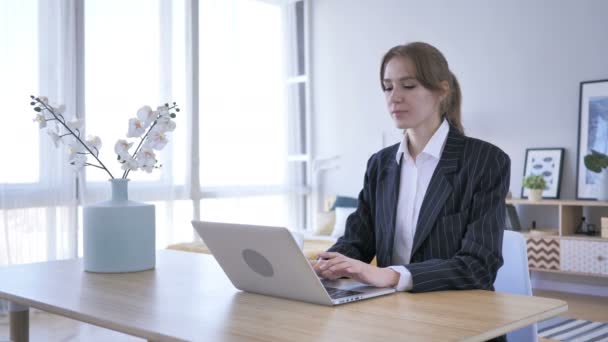 Pensive Woman Thinking and Working in Office - Video, Çekim