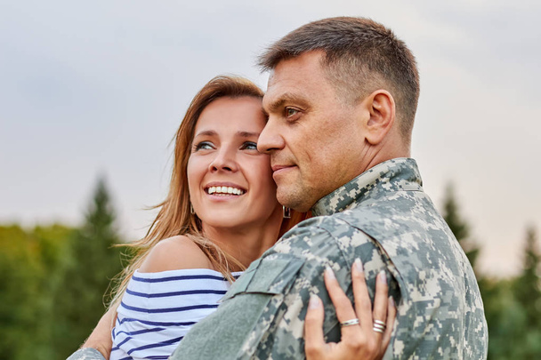 Портрет счастливой пары с солдатом
. - Фото, изображение