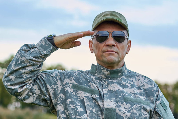Őrmester napszemüveg tisztelegve portré. - Fotó, kép