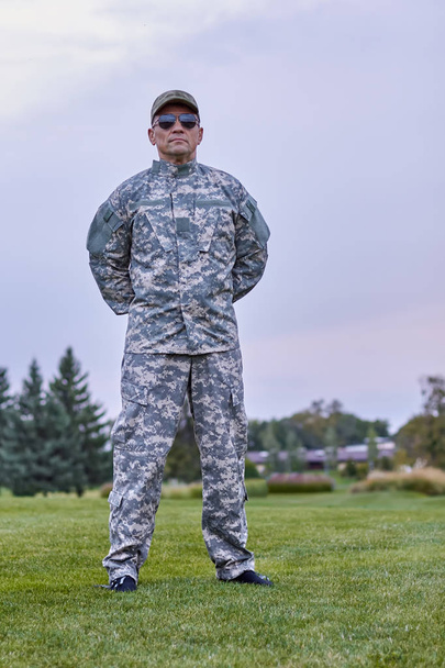 Retrato del oficial del ejército en el parque
. - Foto, Imagen