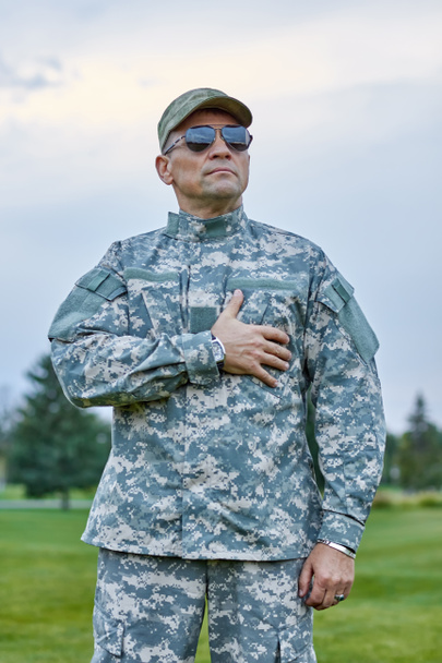 Patriotischer Soldat mit Sonnenbrille. - Foto, Bild