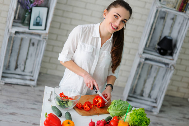 Fiatal nő főzés. Egészséges élelmiszer - zöldség saláta. Diéta. Egészség - Fotó, kép