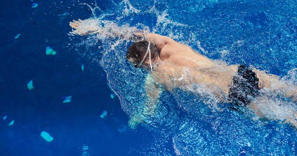 Male swimmer at the swimming pool. Underwater photo. Male swimmer. - Foto, imagen