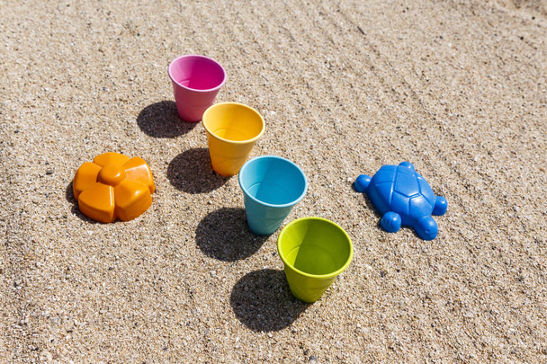 Песчаные и водные игрушки на пляже
. - Фото, изображение