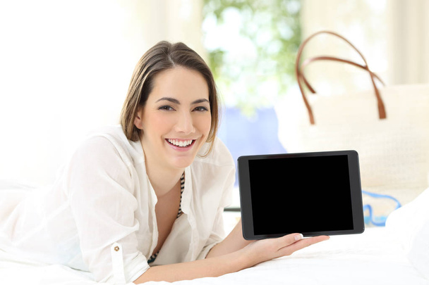 Hotel guest showing tablet blank screen - Foto, imagen