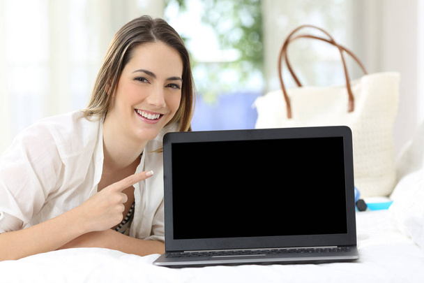 Hotel guest showing a blank laptop screen - Фото, зображення