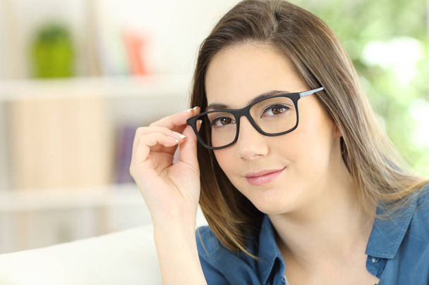 Serious woman posing wearing eyeglasses - Photo, Image