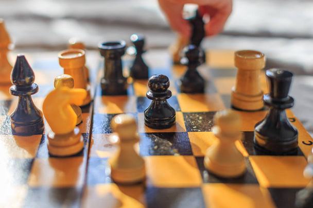 Вінтажні дерев'яні шахи на шаховій дошці
  - Фото, зображення