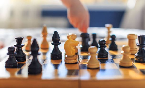 Ajedrez de madera vintage en el tablero de ajedrez
  - Foto, Imagen