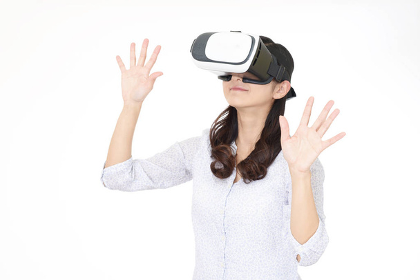 Woman wearing virtual reality goggles - 写真・画像