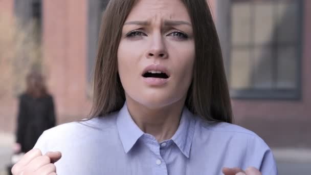 Nuori nainen järkyttynyt tappio työskennellessään toimistossa
 - Materiaali, video