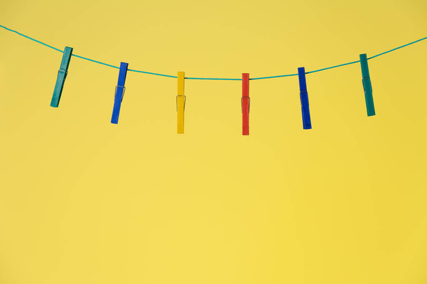 İp üzerinde renkli clothespins dönüştürün - Fotoğraf, Görsel