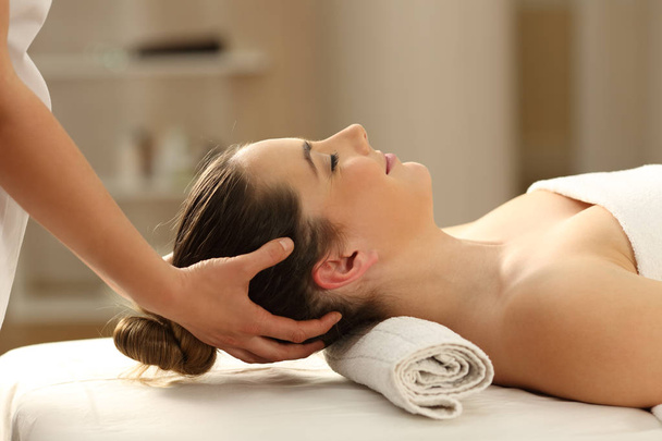 Woman receiving a head massage in a spa - 写真・画像