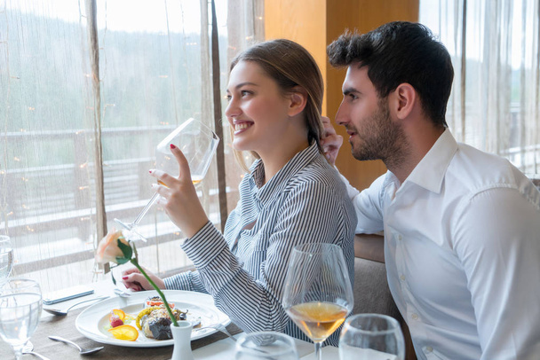 Pariskunta lounastaa maalaismainen gourmet ravintola
 - Valokuva, kuva