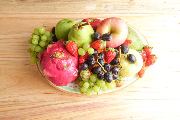 木製のテーブルにさまざまな果物のセット. - 写真・画像