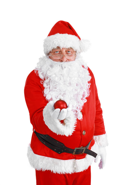 Санта-Клаус с рождественским мячом, изолированные на белом фоне
. - Фото, изображение