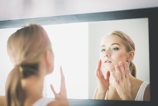 Gesicht einer jungen schönen, gesunden Frau und Spiegelung im Spiegel - Foto, Bild