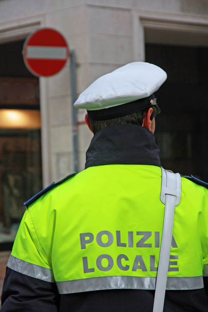 Poliisin univormussa oleva poliisi Italiassa
 - Valokuva, kuva