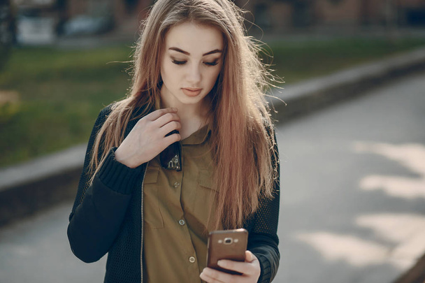 girl with phone - Foto, Imagen